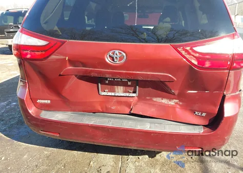 2015 Toyota Sienna Xle 8 Passenger z USA, uszkodzony, nr VIN 5TDYK3DC4FS543473